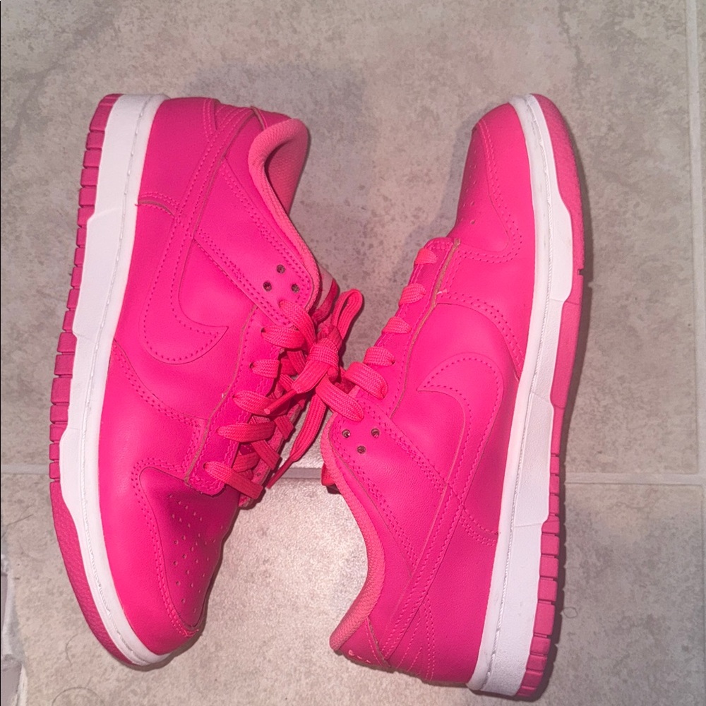 Women Nike Fuchsia Athletic Shoes - Picture 2 of 4